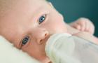Ո՞ր տարիքից կարող եք ձեր երեխային ամբողջական կաթ տալ: