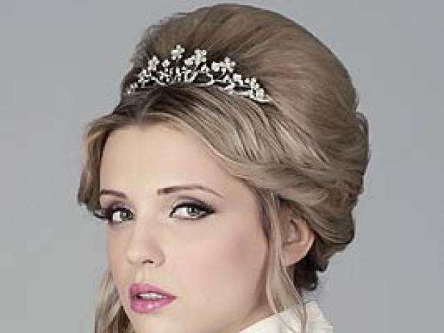 Divine choice: learning how to do wedding hairstyles in the Greek style Greek style hairstyles with a hairband