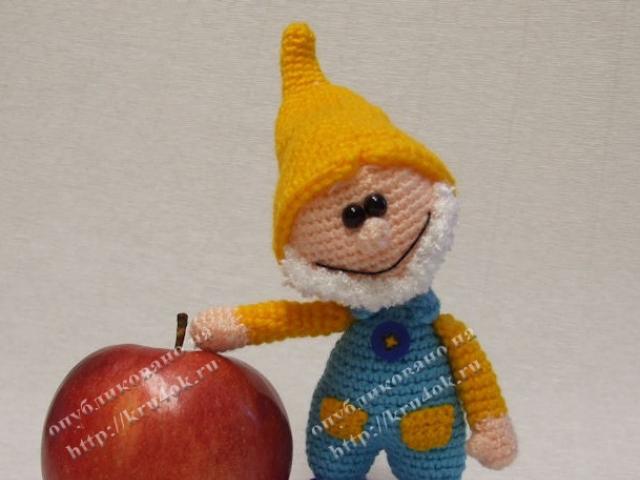 स्ट्रॉबेरी gnome.crochet.description.mk.  एक खिलौना बुनना