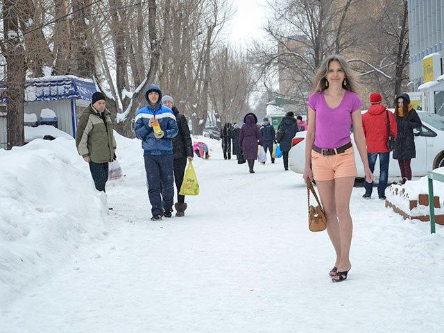 أحد سكان تولياتي يرتدي ملابس صيفية في البرد وينشر صوره على مواقع التواصل الاجتماعي