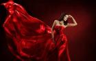 Unenäos tüdruk punases kleidis