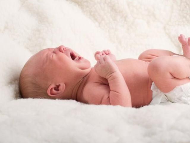 Hvorfor gråter en måned gammel baby uten hvile?